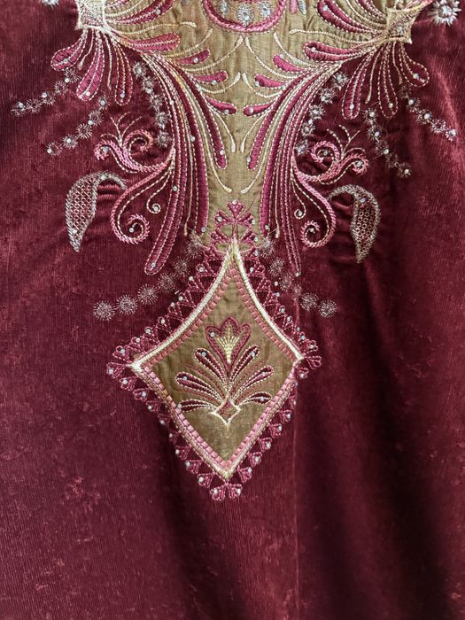 Rochie orientală din catifea – broderie manuală, elegantă