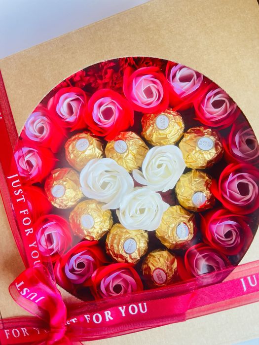 Луксозен подарък от сапунени цветя и бонбони, св.Валентин, Рожден ден