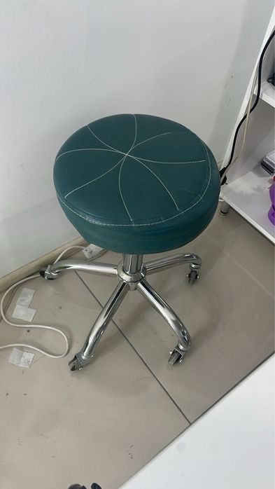 Продаю кресло на колесиках