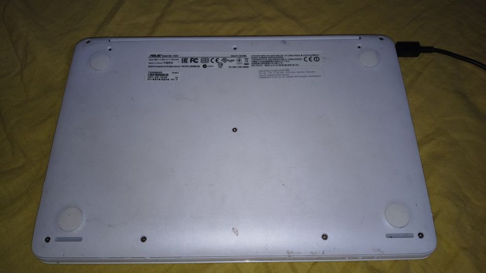 Vând laptop ASUS F205TA