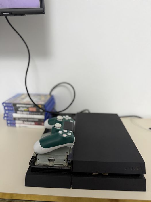 PS4 500GB stare perfecta de functionare, vine impreuna cu 8 jocuri, controller  si cabluri !