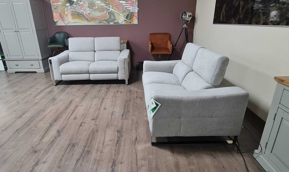 Сив комплект дивани две двойки от плат с електрически релакс механизъм