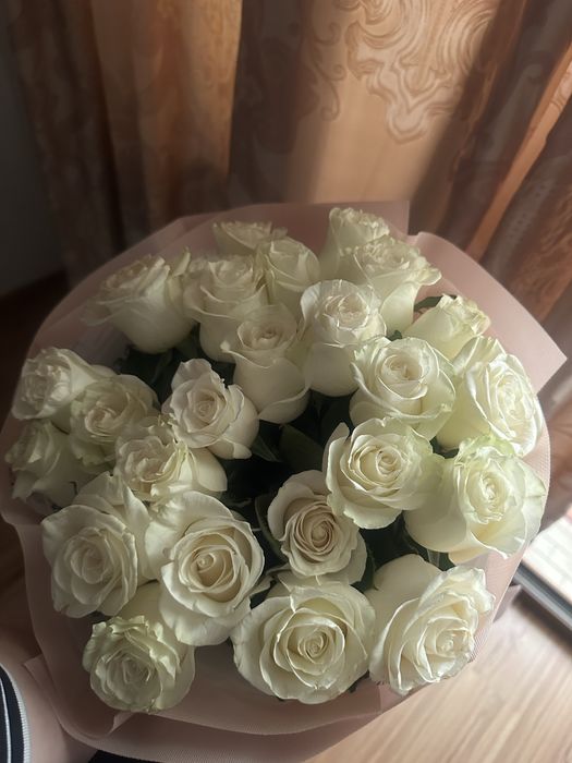 Цветы, белые розы. Актау!