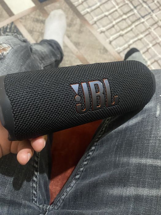 Vând o boxă Jbl filip7 E foarte bună stare folosită bine s-aude foarte bine