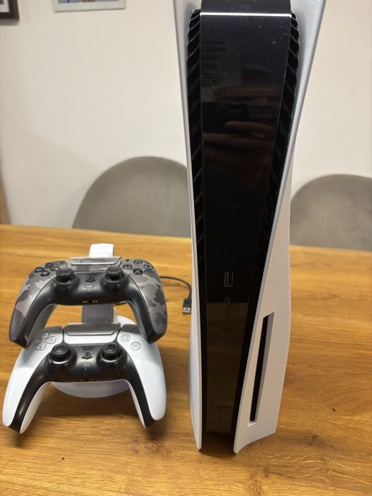 PlayStation 5 Disc + 2 контролера + игри + докинг