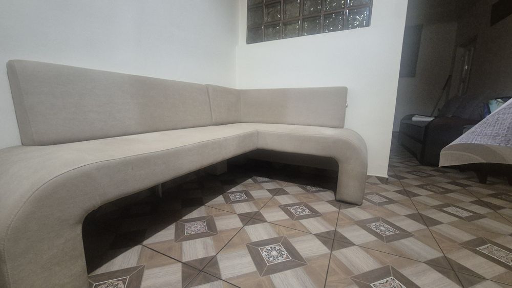 Vând masa si coltar bucătărie culoarea crem 2 x 1.4 m