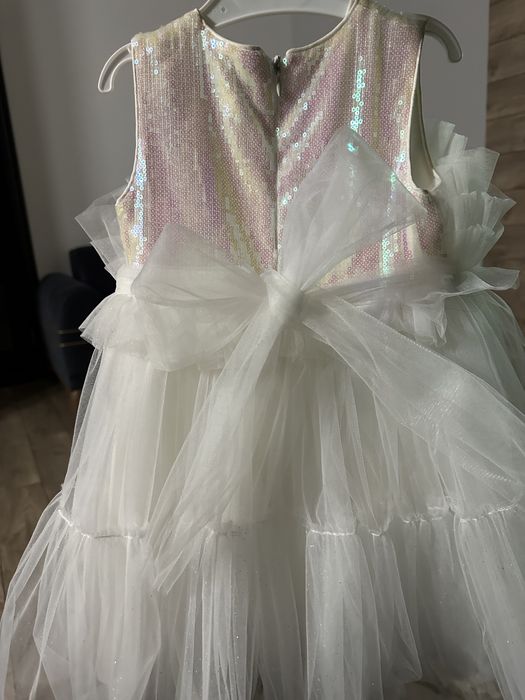 Продам сияющее платье на девочку 2-3 года