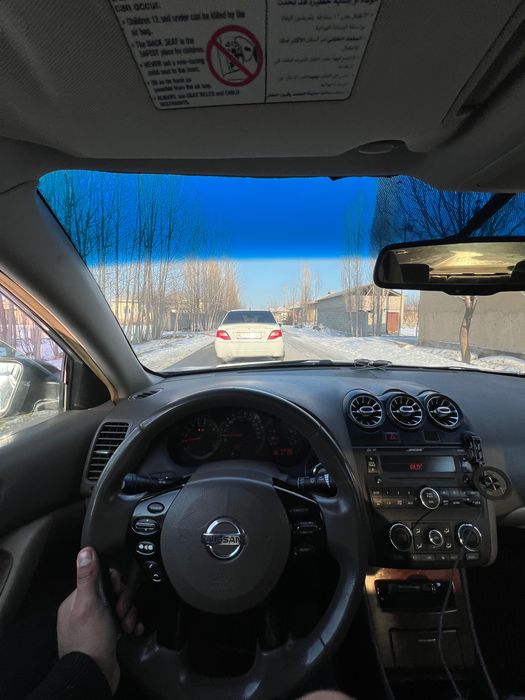 Nissan altima sotiladi
