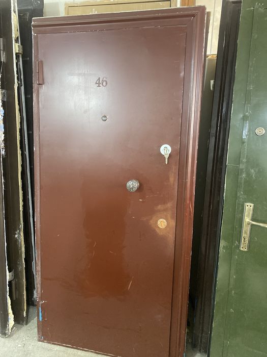 Бу есiк терезелер бар