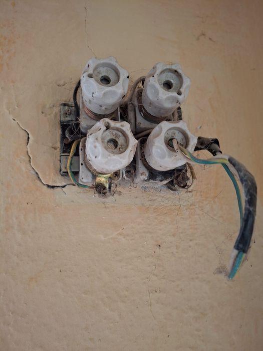 Electrician autorizat – Siguranță și profesionalism la orice oră!