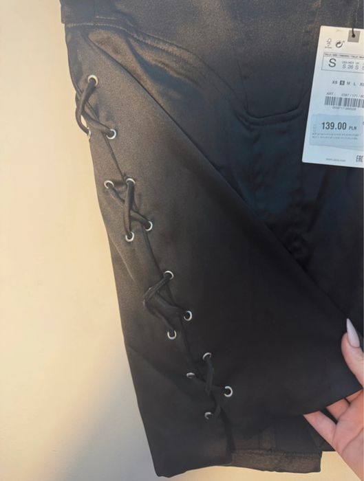 Fusta mini cu detalii de siret pe laterale si insertie de corset