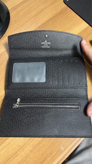 Кошелек Louis Vuitton на кнопке