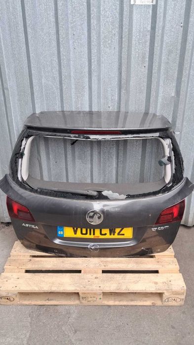 stop suplimentar haion Opel Astra J combi an 2011