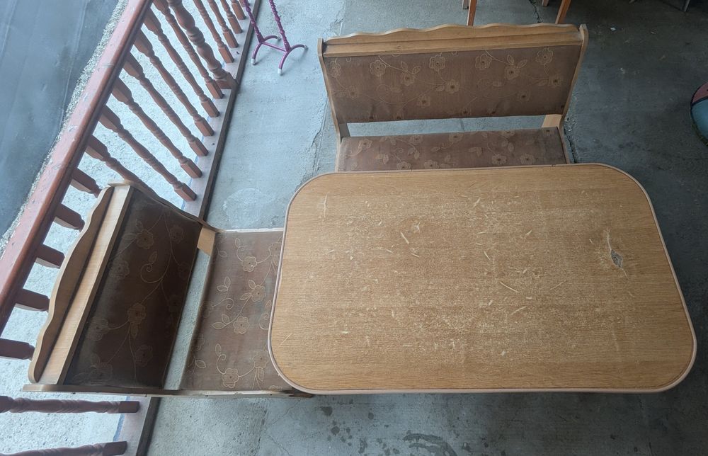 Стол с креслами вместе