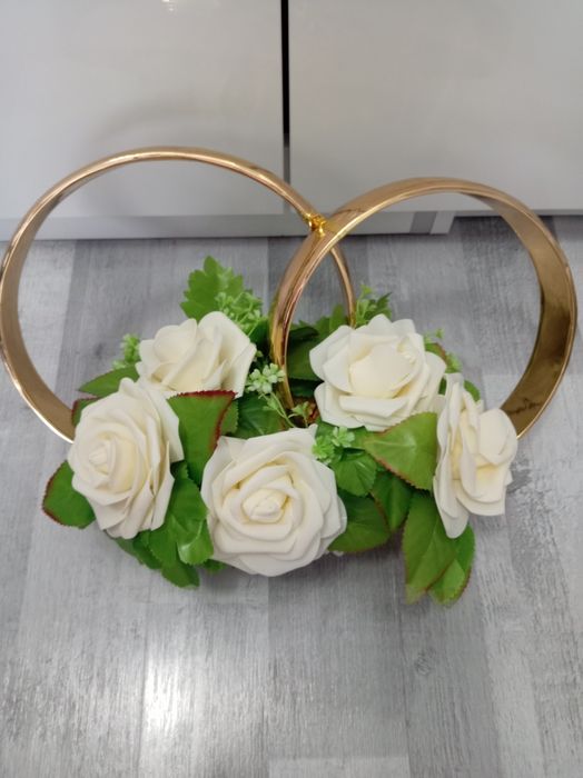 Aranjament floral, de pus pe mașină la nunti