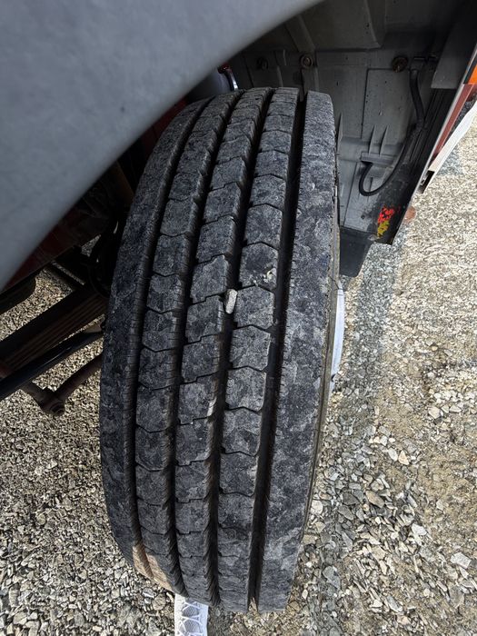 Camion basculabil cu macara