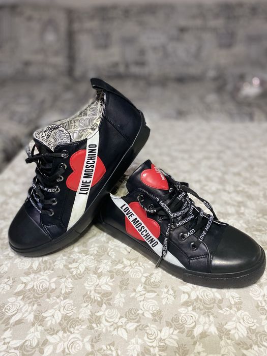 Кецове moschino и LV