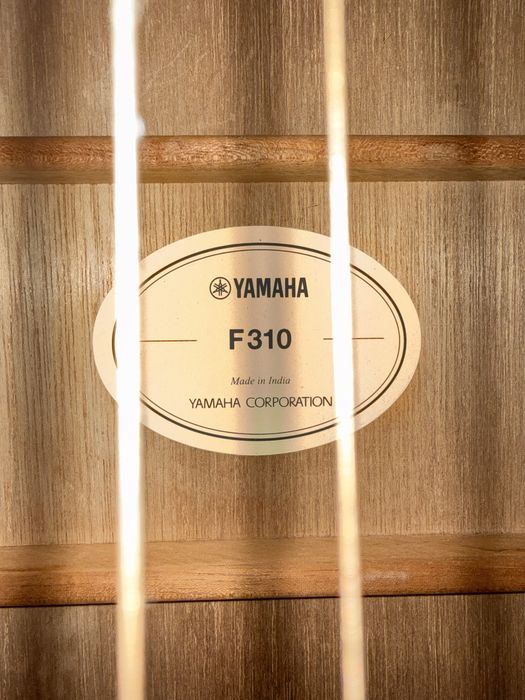 Продам акустическую гитару