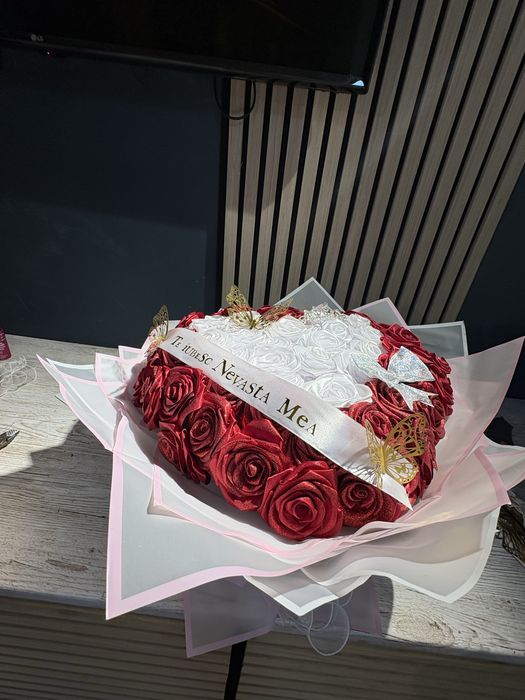 Buchet realizat din 51 trandafiri din satin