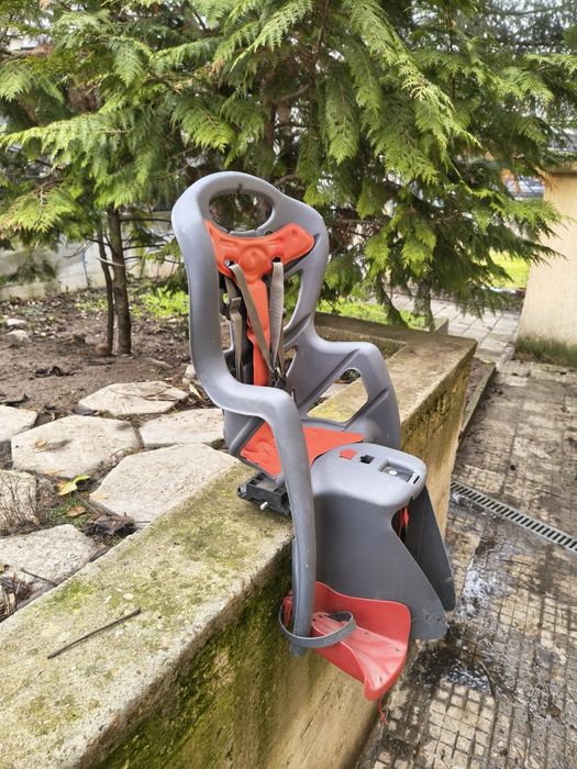 Продавам детско столче за колело.