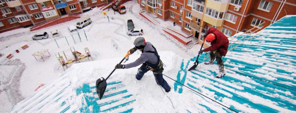 Чистка снега с крыши