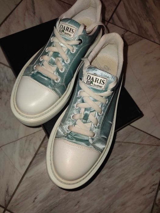 бели кожени сникърси