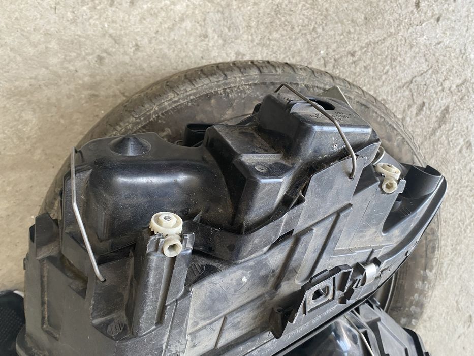 Faruri Audi A6 C5 Hella Unul are o clema rupta