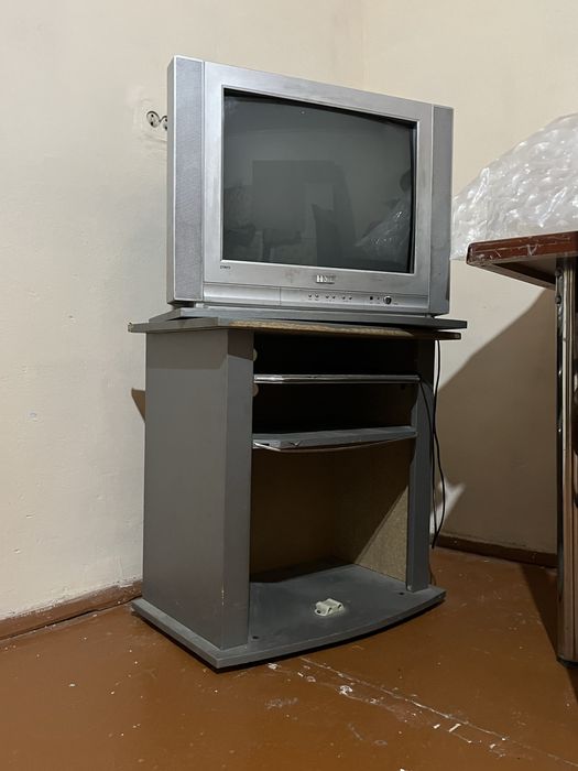 Телевизор продаю с подставкой