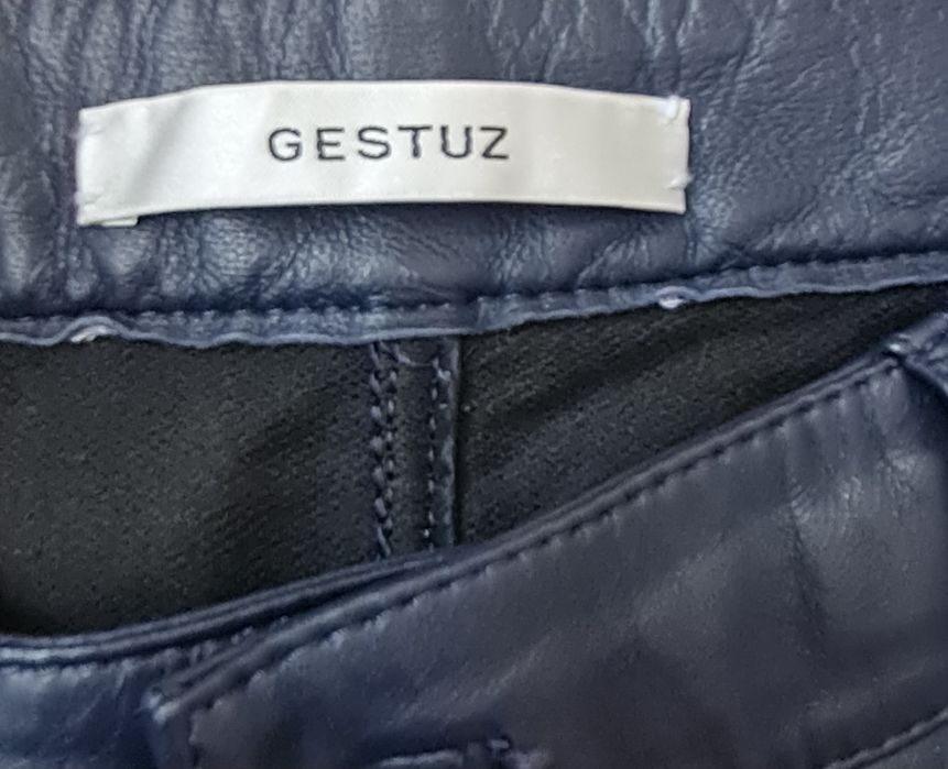 Панталон от естествена кожа в син цвят.