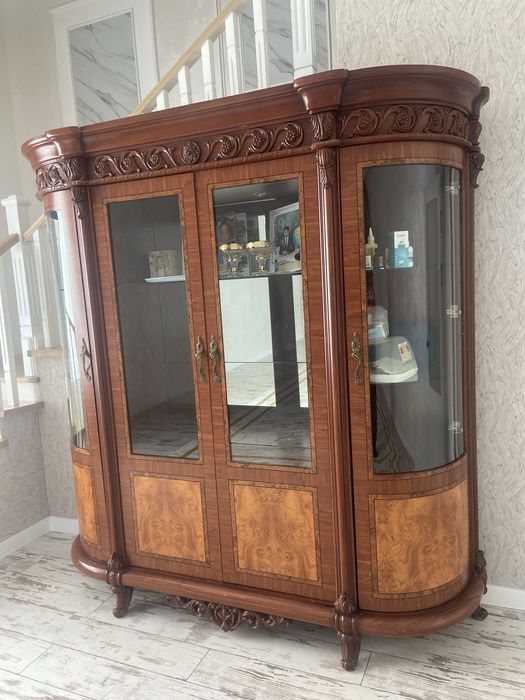 Гостинный сервант