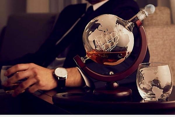 Подарък с характер / стъклен глобус декантер със стойка и чаши /
