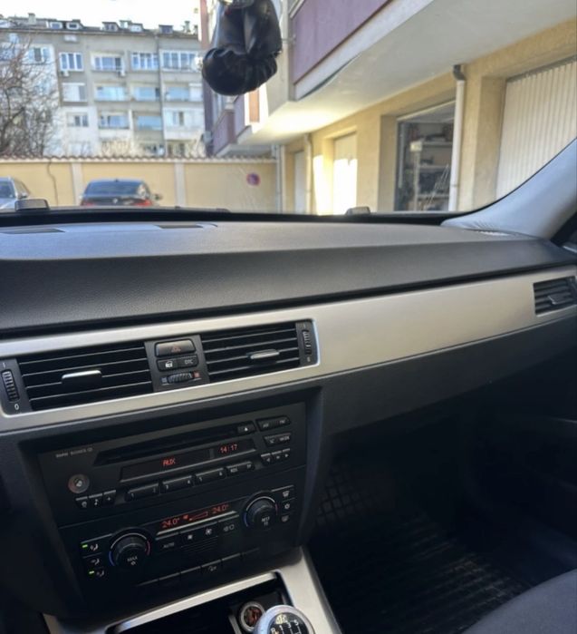 Автомобил BMW 330