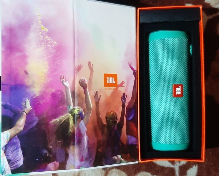 Vând boxa jbl flip4 în stare bună în cutie