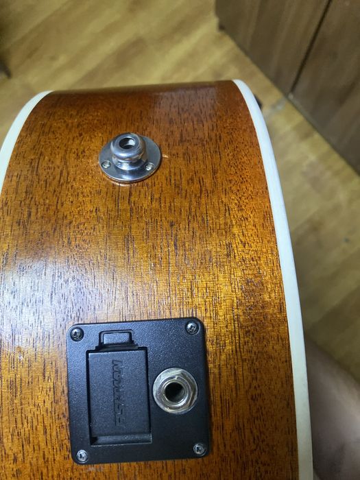 Cort gitara sotiladi