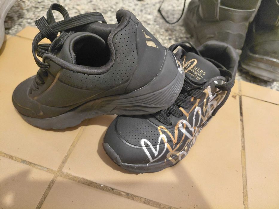 Продавам детски маратонки skechers