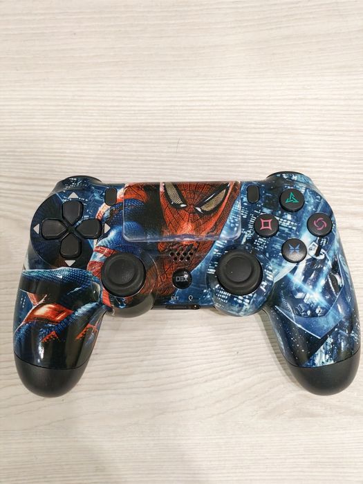 Диски и геймпад на PS 4