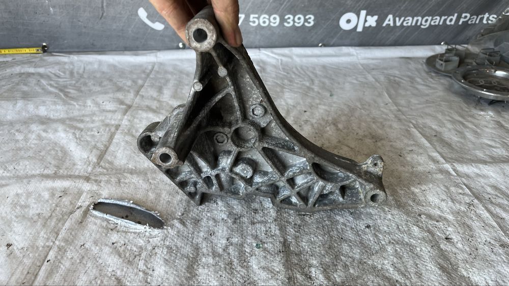 Volkswagen Passat B7 лапа деигател