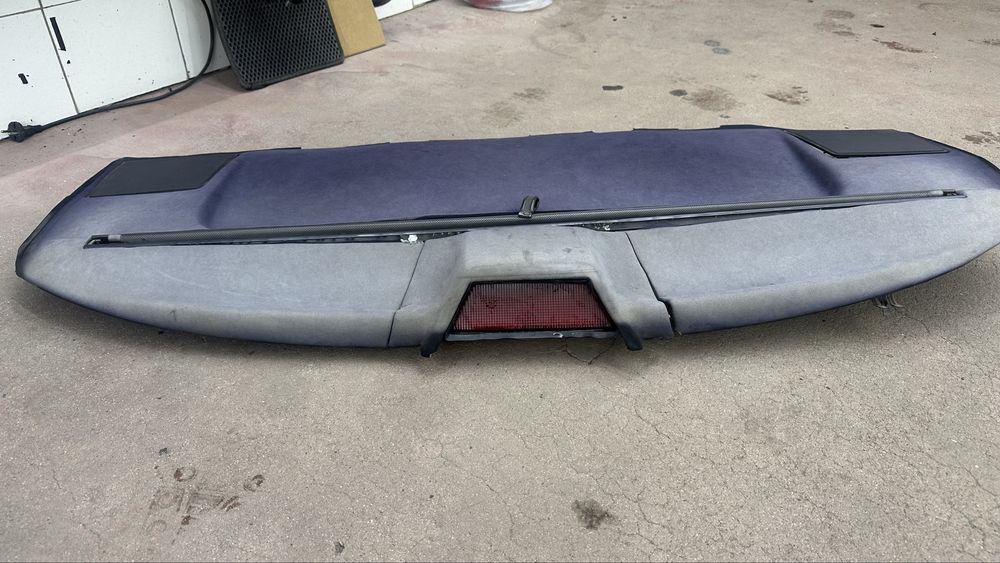 Продам заднию полку от BMW E34 со мех. шторкой