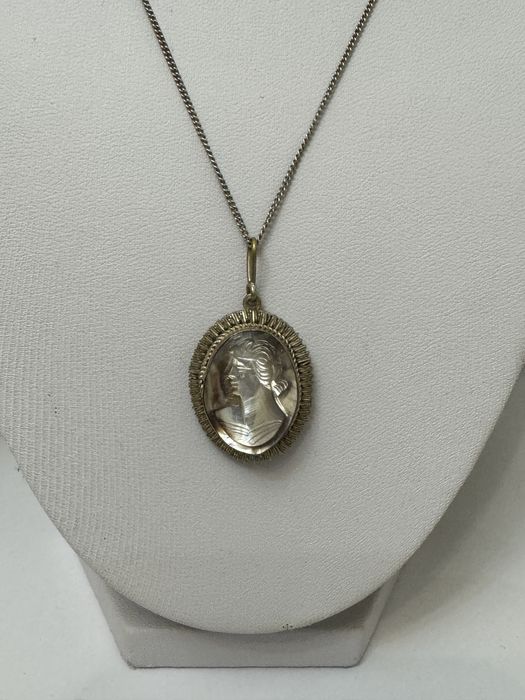 Colier argint, lant si pandantiv cu camee din scoica. Vechi