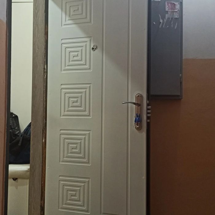 Обшивка для железной двери. Установка замков покраска.