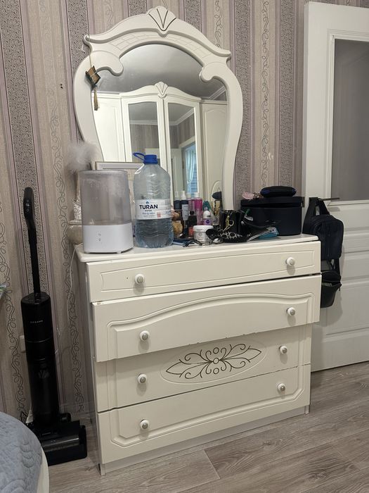 Комод в спальню с зеркалом