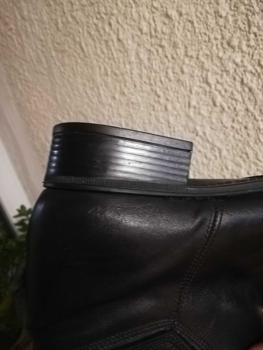 Чизми от естествена кожа и велур.