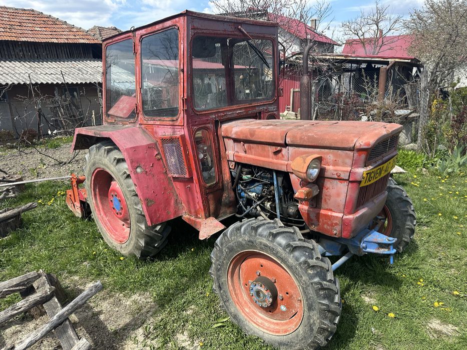 Tractor Universal UTB445
