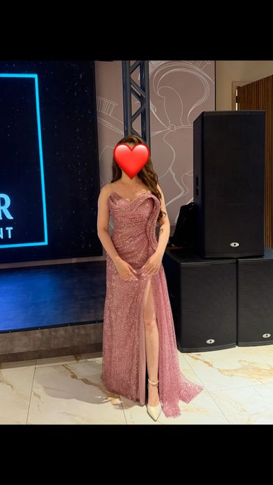 Блестящее розовое платье