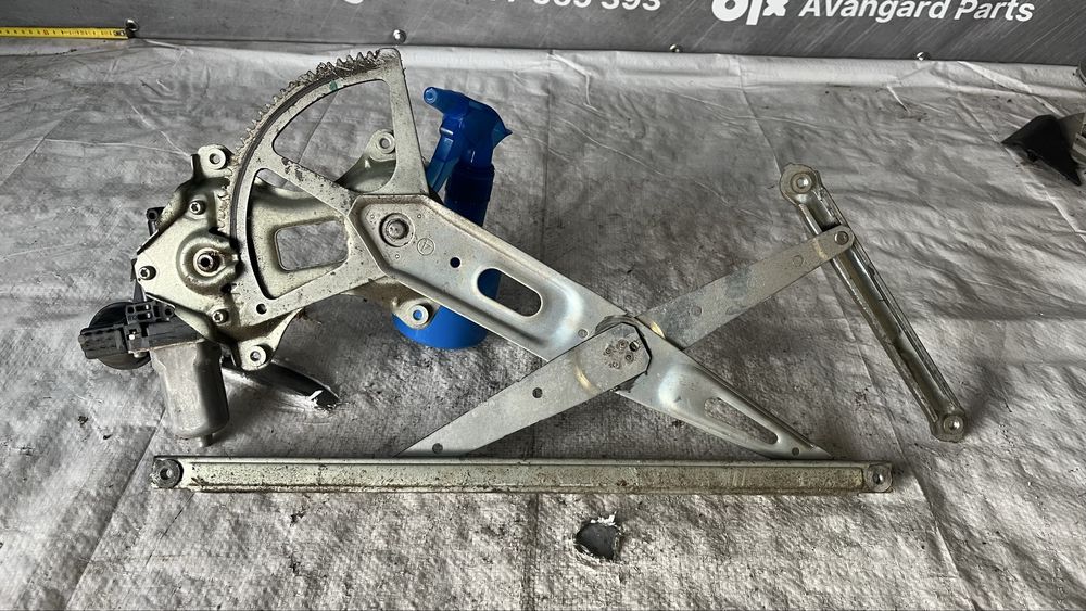 Toyota RAV4 2015- заден ляв стъклоповдигач