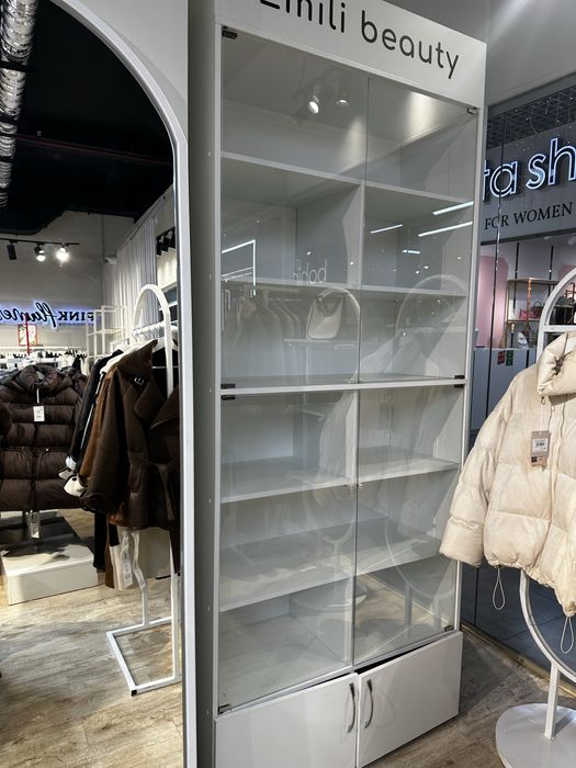 Продам стеллаж с стеклянными дверцами