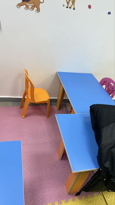 Продаю детский стол со стульями