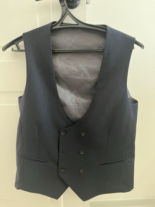 Темно синея жилетка