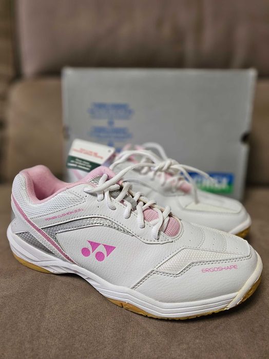 Yonex дамски маратонки за бадминтон номер 42 стелка 27см.