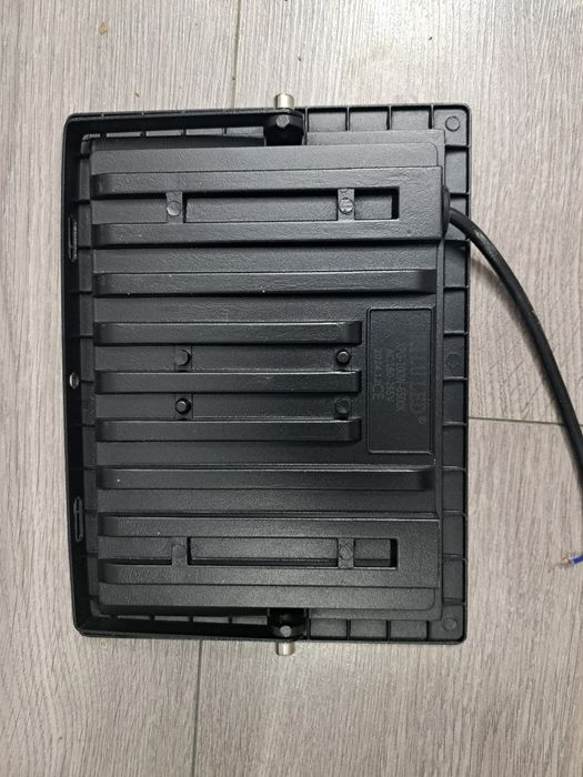 Прожектор  сатамын  . Прожектор   продам .